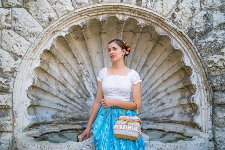 Spätsommer in Solothurn mit einem blauen Midi-Rock und herbstlichen Accessoires