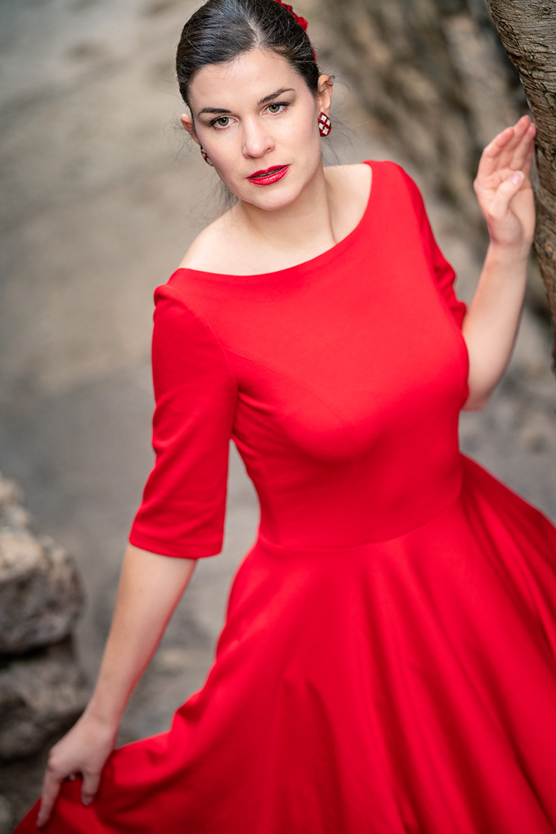 RetroCat in einem roten Kleid aus Jersey von Belle Couture