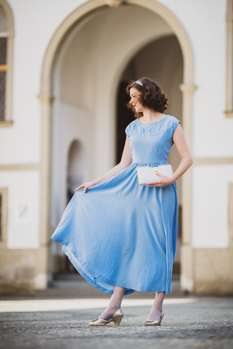 Blauer Damen Anzug aus Seersucker mit steigendem Revers