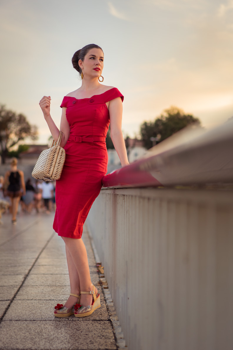 RetroCat wearing a red dress und wedges