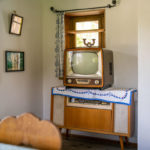 Ein alter Fernseher ausgestellt im Museum Glentleiten in einem originalgetreuen Wohnzimmer