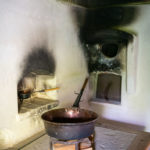 Eine Feuerstelle in der historischen Küche eines alten Bauernhauses