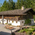 Ein historisches Bauernhaus mit Kräutergarten im Freilichtmuseum Glentleiten