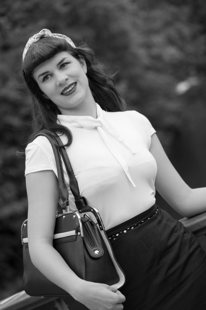 Pin-up Girls Frisuren: RetroCat mit Bettie Page Bangs (kurzem Pony)