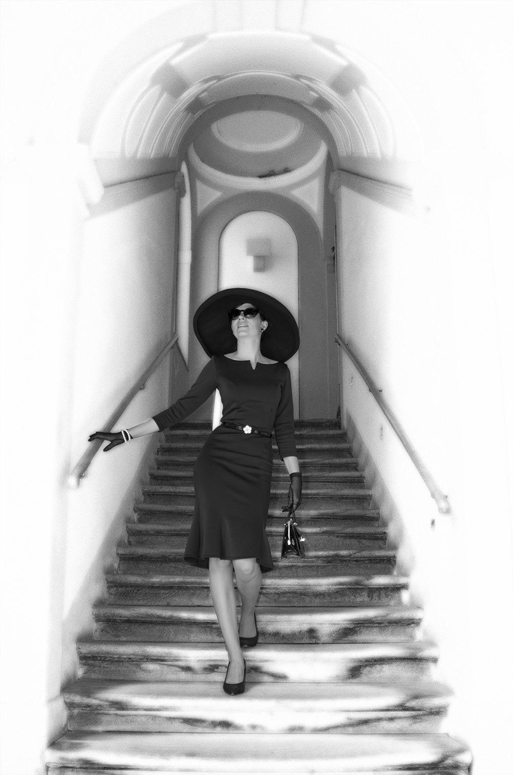 RetroCat mit Hut und Kleid im Stil von Audrey Hepburn in "Frühstück bei Tiffany"