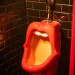 Die berühmte Herren-Toilette im Crazy Horse Paris