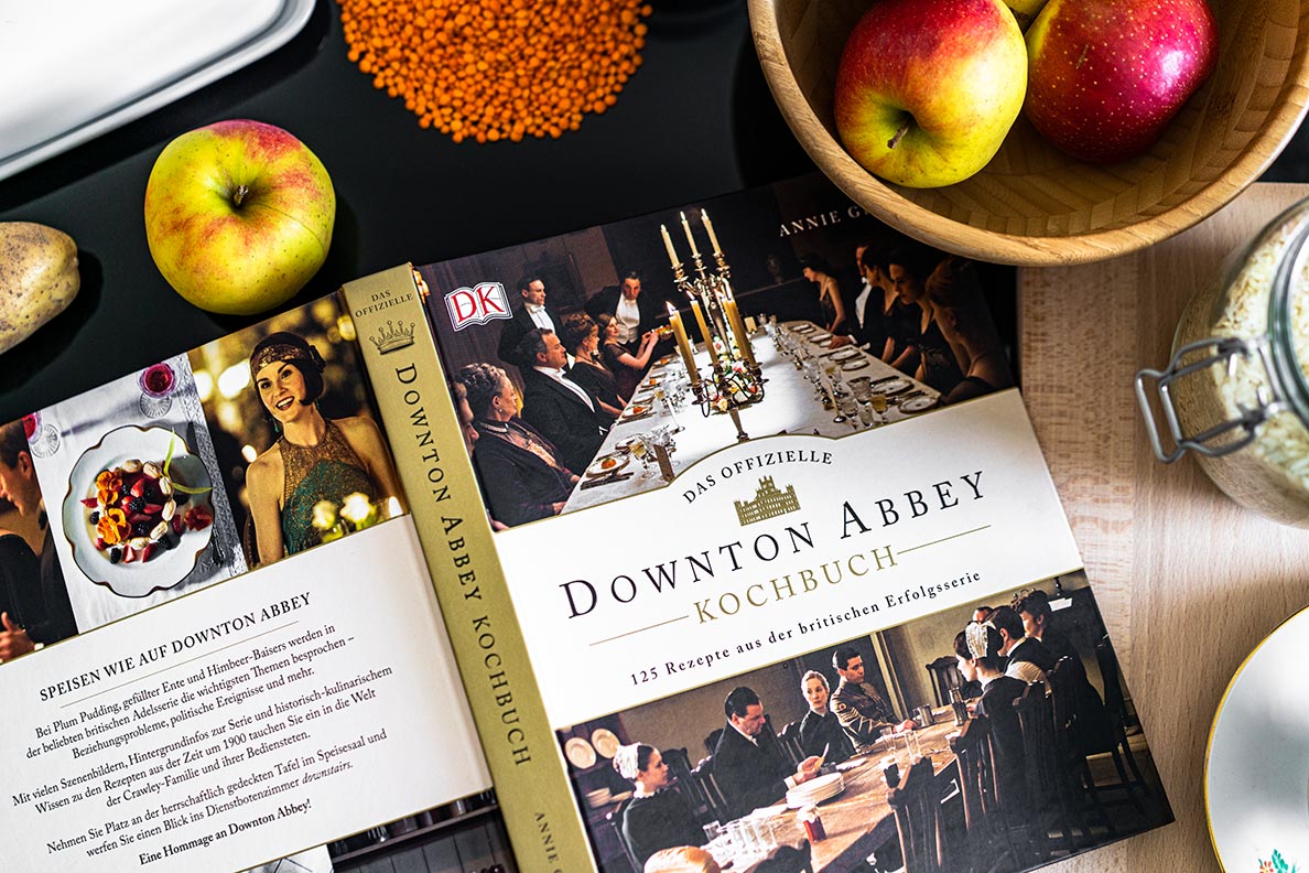 Das offizielle Downton Abbey Kochbuch auf einer Arbeitsplatte in der Küche