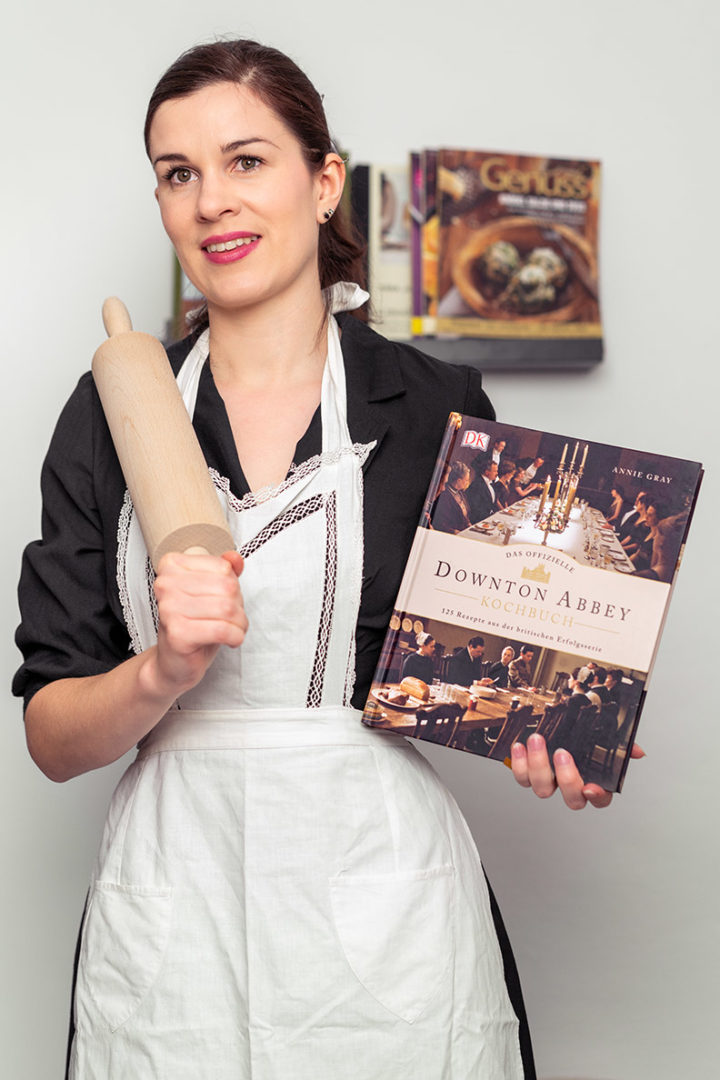RetroCat mit Nudelholz und dem offiziellen Downton Abbey Kochbuch