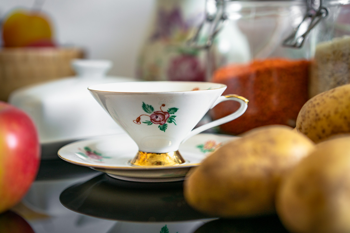 Eine alte Teetasse von RetroCat auf dem Küchentisch