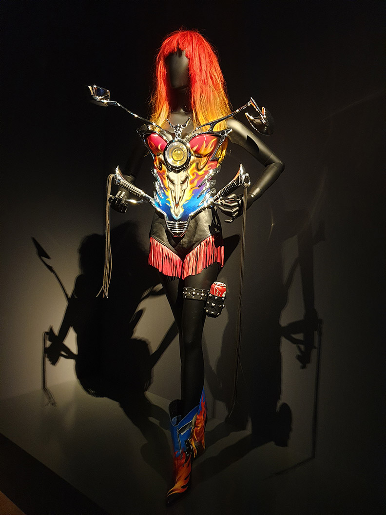 RetroCat zu Besuch auf der Thierry Mugler Ausstellung: Das Outfit zum Musikvideo Too Funky