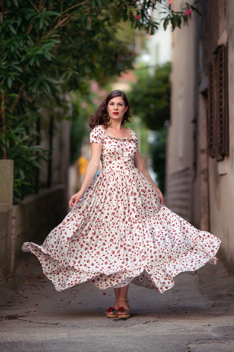 Fashion must-have for summer: RetroCat wearing a romantic maxi dress by Lena Hoschek