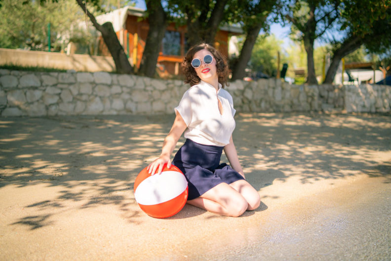 Mode-Must-have für den Sommer: RetroCat mit einer stylishen Sonnenbrille am Strand
