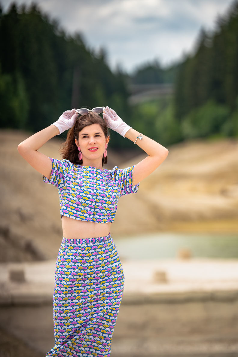 RetroCat mit Crop Top, Sonnenbrille und Midi-Rock