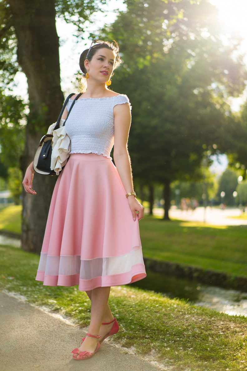 Crop Tops kombinieren: RetroCat mit weißem Top und rosa Rock in München