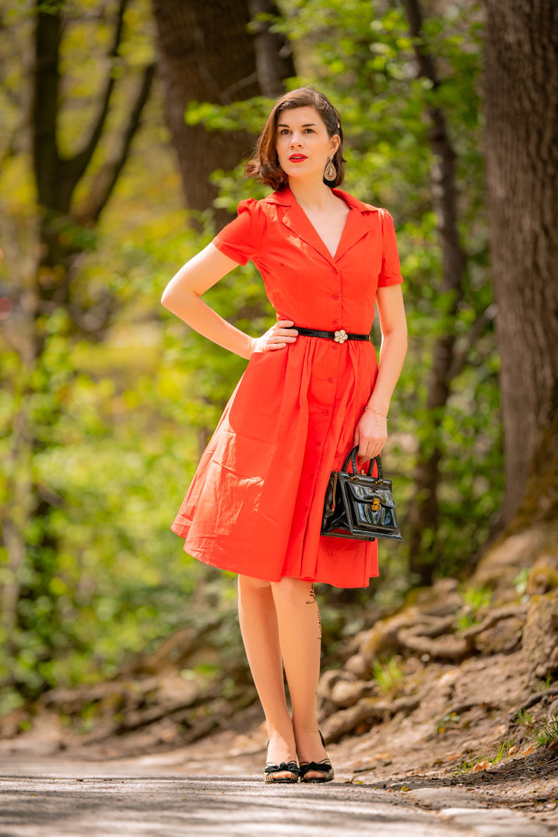 How to style coral colours: RetroCat with a retro dress and black accessories