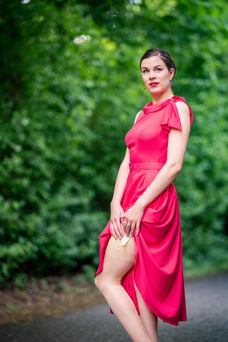 How to style coral colours: RetroCat with a coral retro dress and yellow nylons