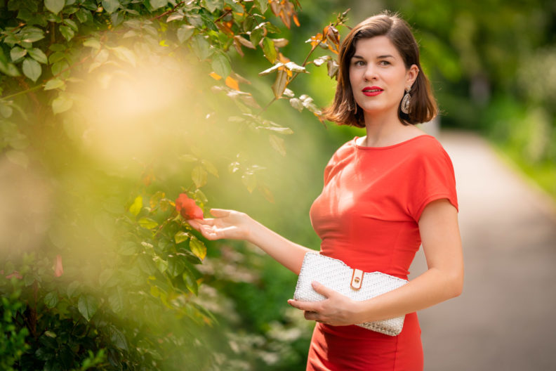 RetroCat wearing a coral-coloured pencil dress by Von 50'