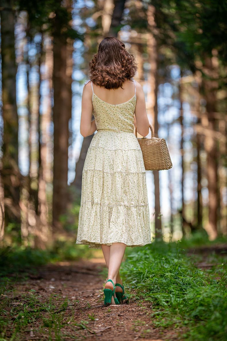 RetroCat in einem gelben Sommerkleid von Ginger Jackie bei einem Spaziergang im Wald