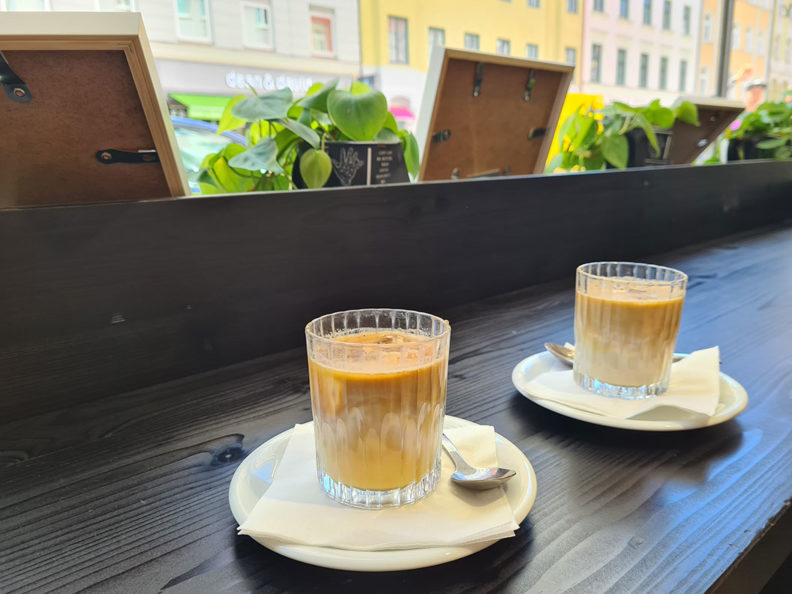 RetroCat trinkt einen Eiskaffee in München