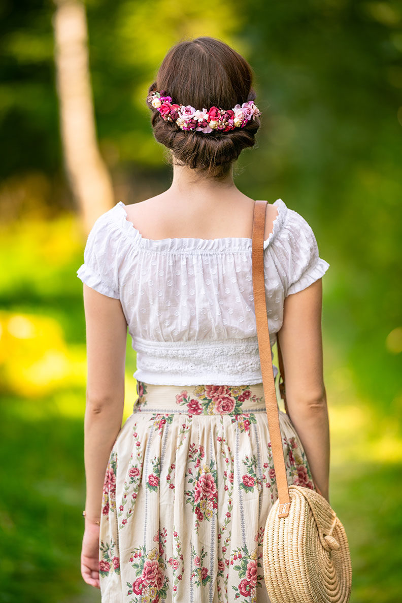 Hairflowers for late summer: RetroCat wearing hairflowers by Schönes Fräulein