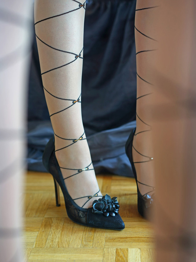 Trend tights 2020: RetroCat wearing tights with patterns by Wolford