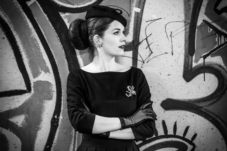 Mode-Must-haves für den Herbst: RetroCat mit Fascinator und Spinnen-Ohrringen