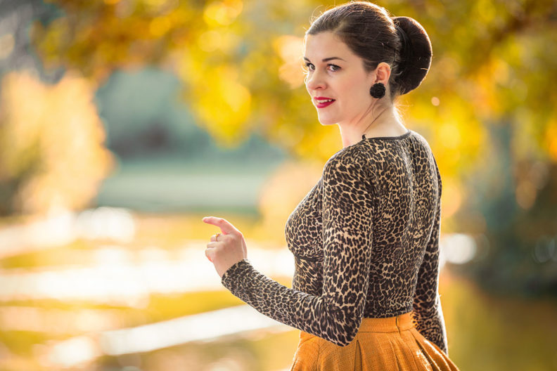 RetroCat wearing a leopard top and rose earrings by Glitter Paradise