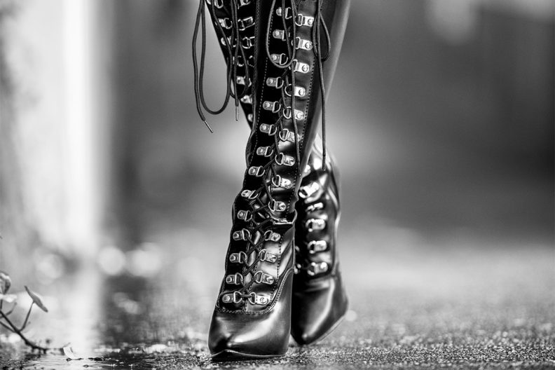 Lace-up boots for Autumn: RetroCat with fancy fetish boots