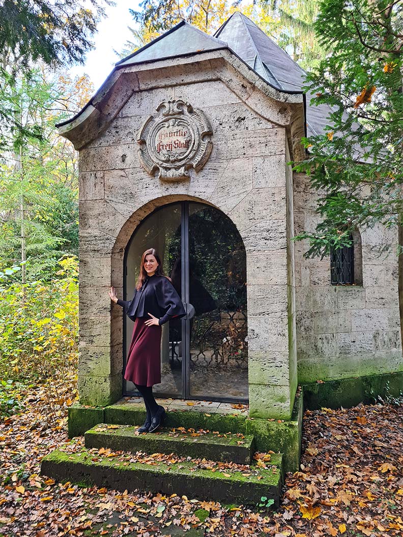 RetroCat beim Spaziergang in München mit Retro-Kleid und Cape