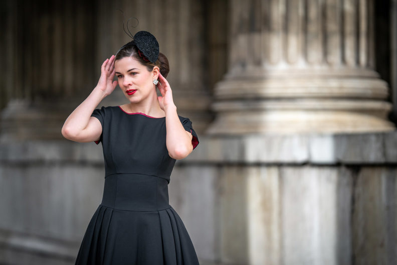 RetroCat mit einem ausgefallenen Fascinator von Nadja Christner