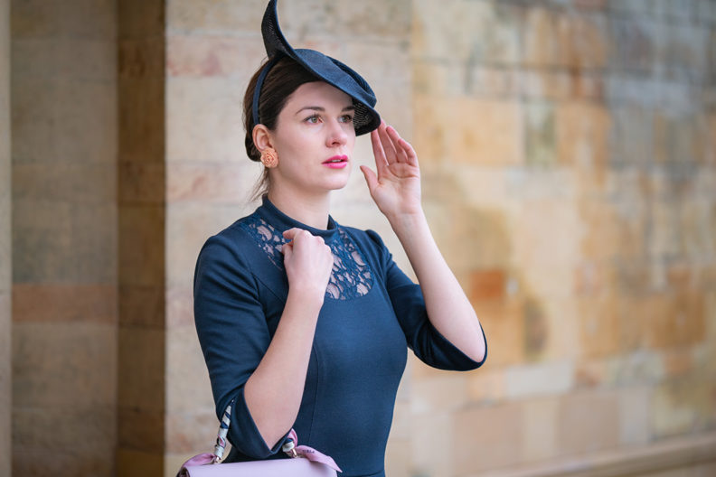 RetroCat mit einem Couture-Fascinator von Nicki Marquardt München