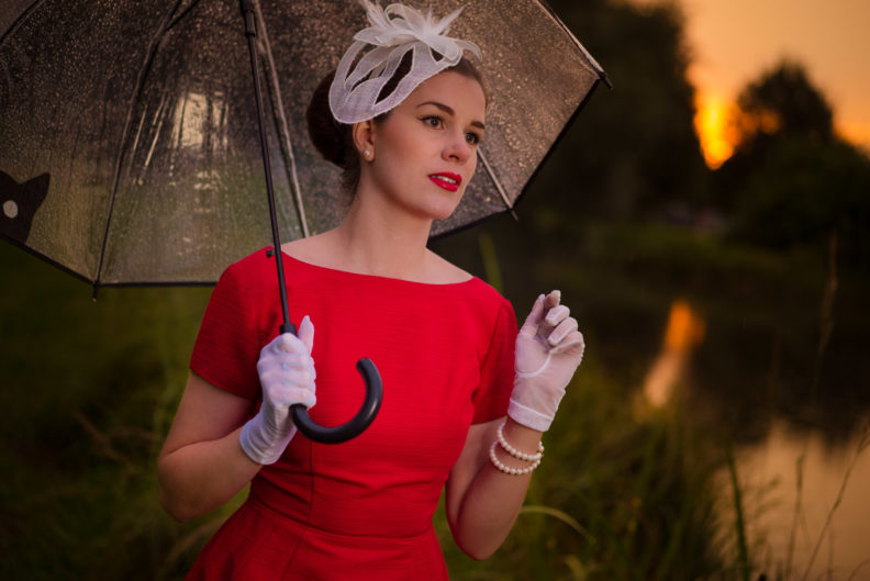 RetroCat mit einem Fascinator von Seeberger