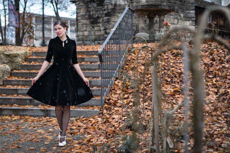 RetroCat in einem schwarzen Samtkleid im Winter