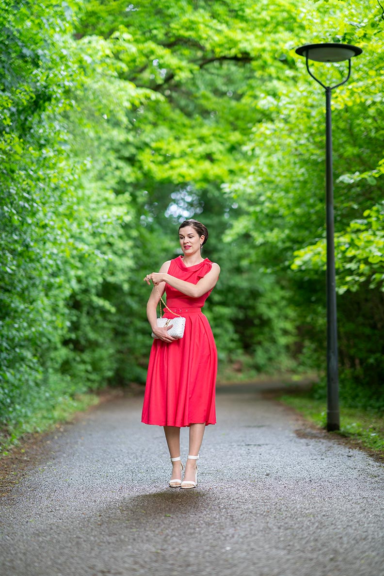 RetroCat in einem farbenfrohen Kleid im Mai 2020
