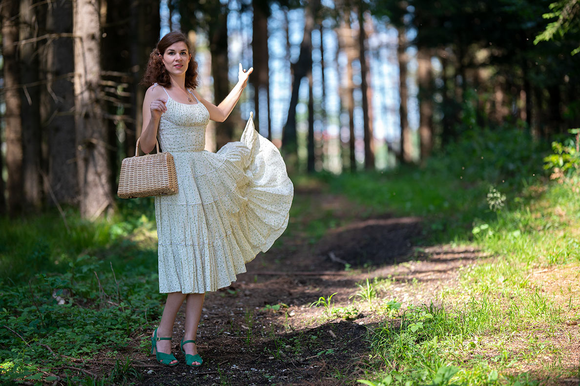 RetroCat beim Spaziergang im Wald im August 2020