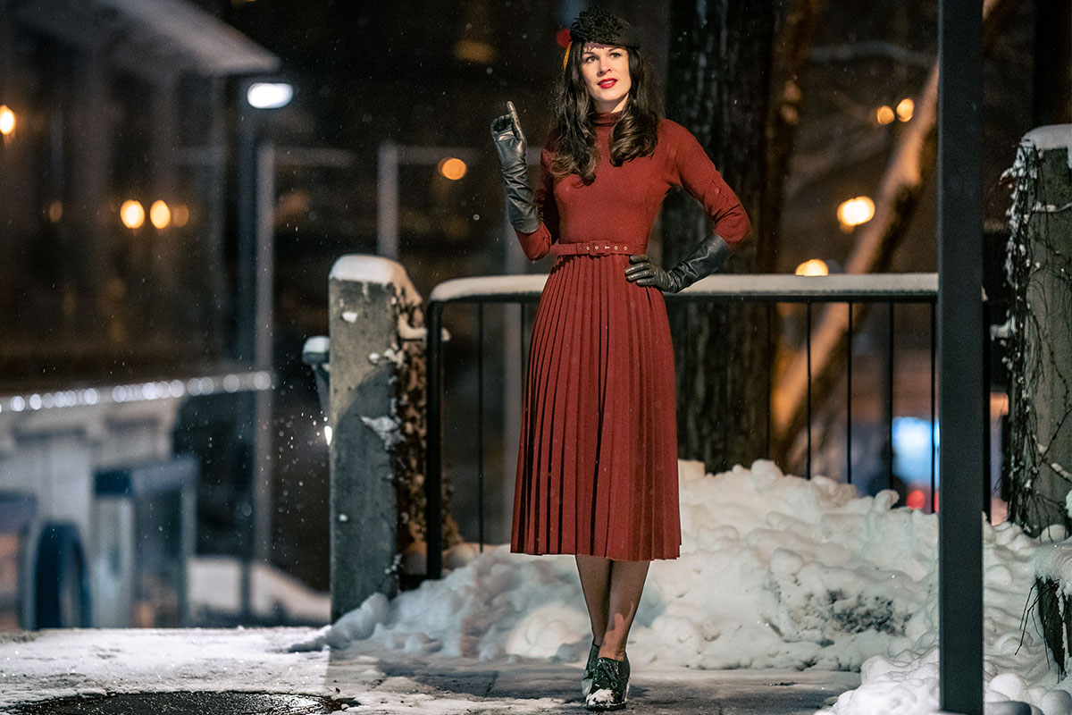 Magische Winternächte: Rotes Winterkleid trifft auf glamourösen Mantel