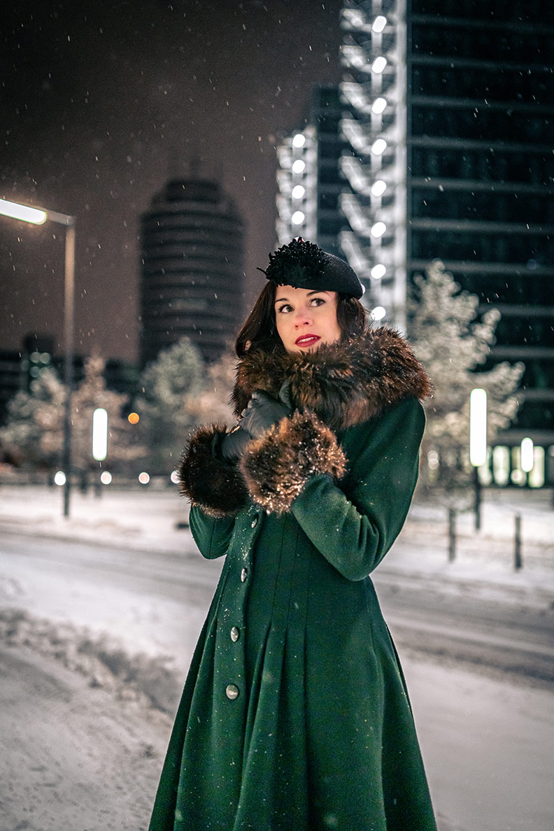 RetroCat mit Retro-Mantel, schwarzem Hut und Vintage-Lederhandschuhen im Winter