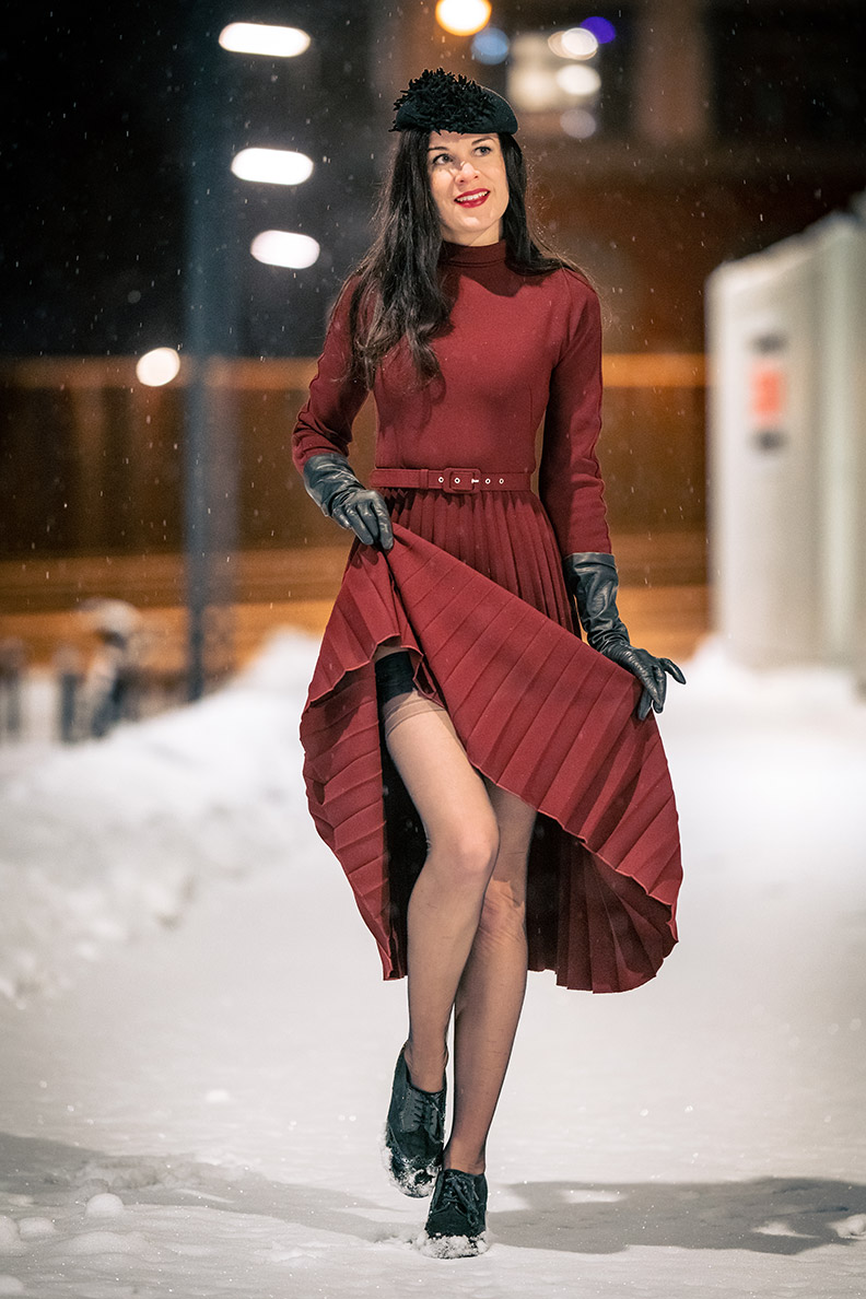 RetroCat trägt ein rotes Winterkleid und dunkle Nylons von Secrets in Lace