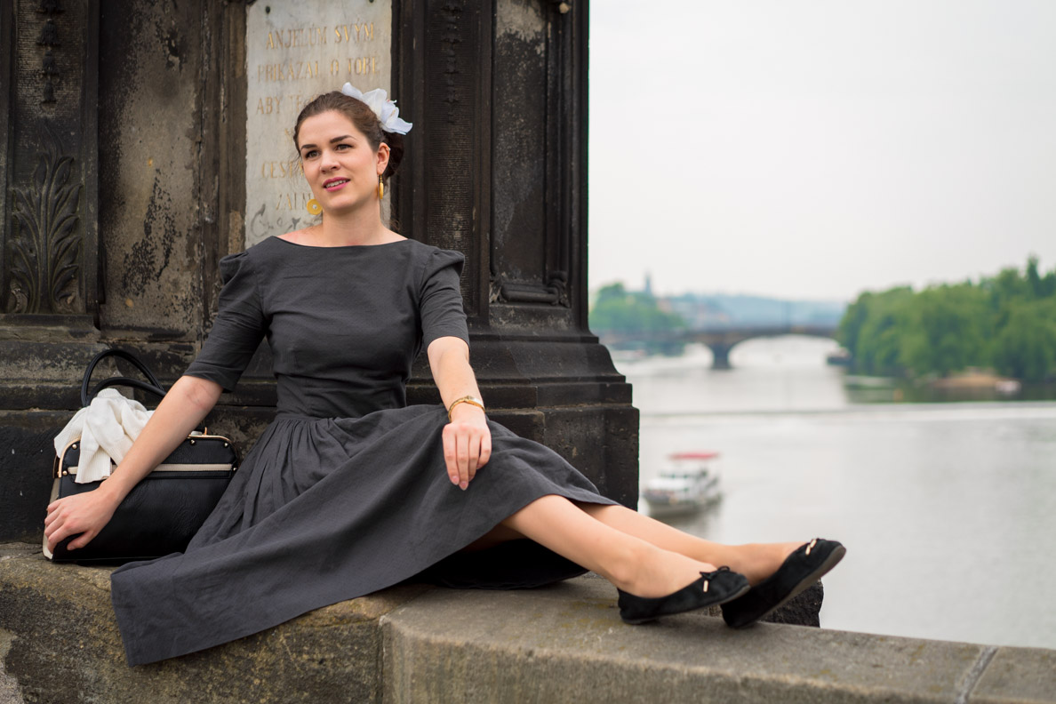 RetroCat mit einem grauen Retro-Kleid und Ballerinas in Prag