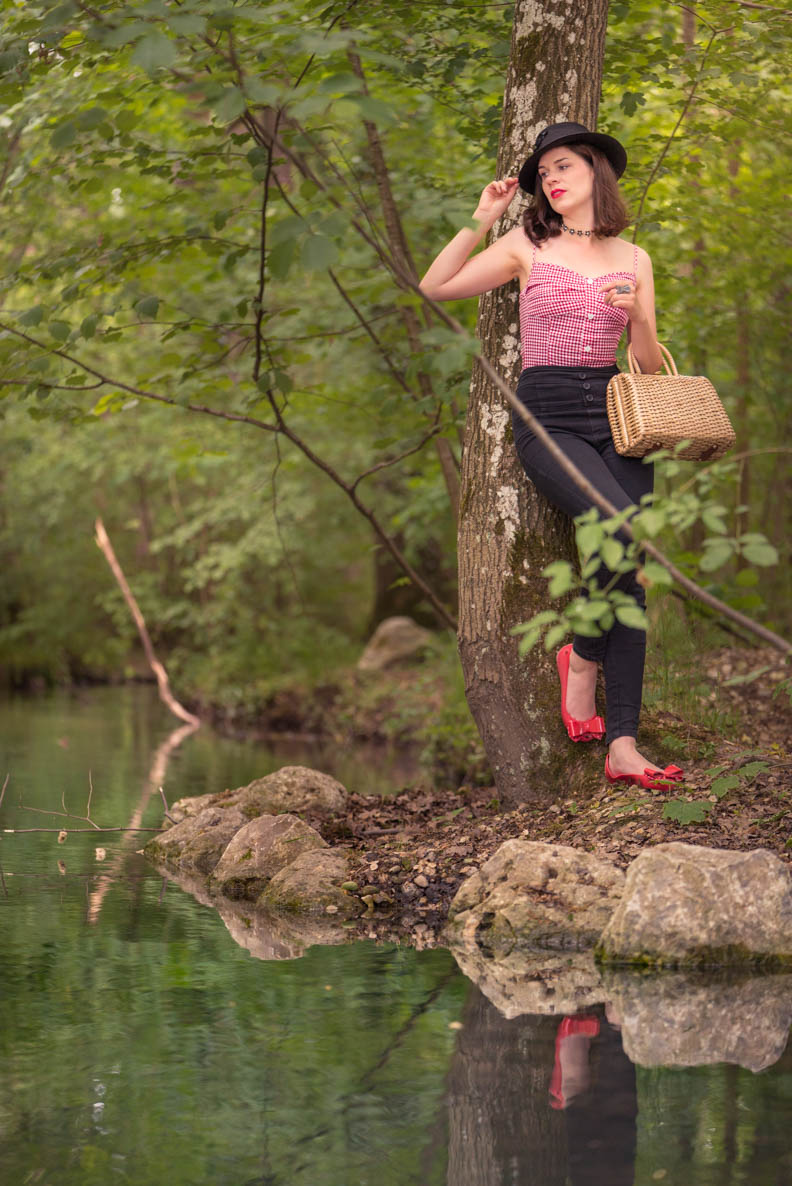 RetroCat mit Karo-Top, Highwaist-Hose und Ballerinas im Wald