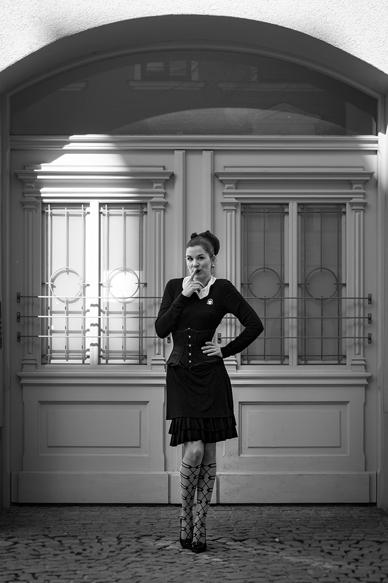 Vintage fashion blogger RetroCat wearing a corset with a little black dress in Munich