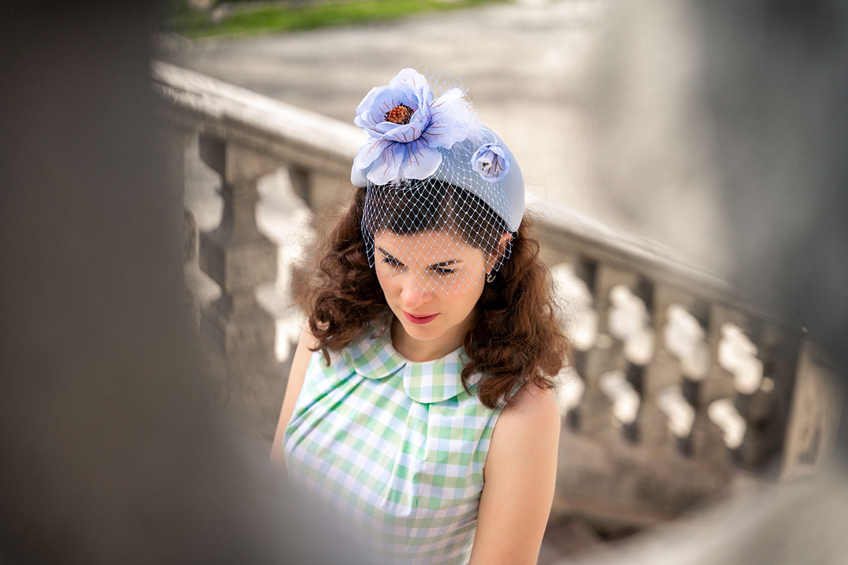 RetroCat mit einem blauen Blumen-Fascinator von Hutmadame