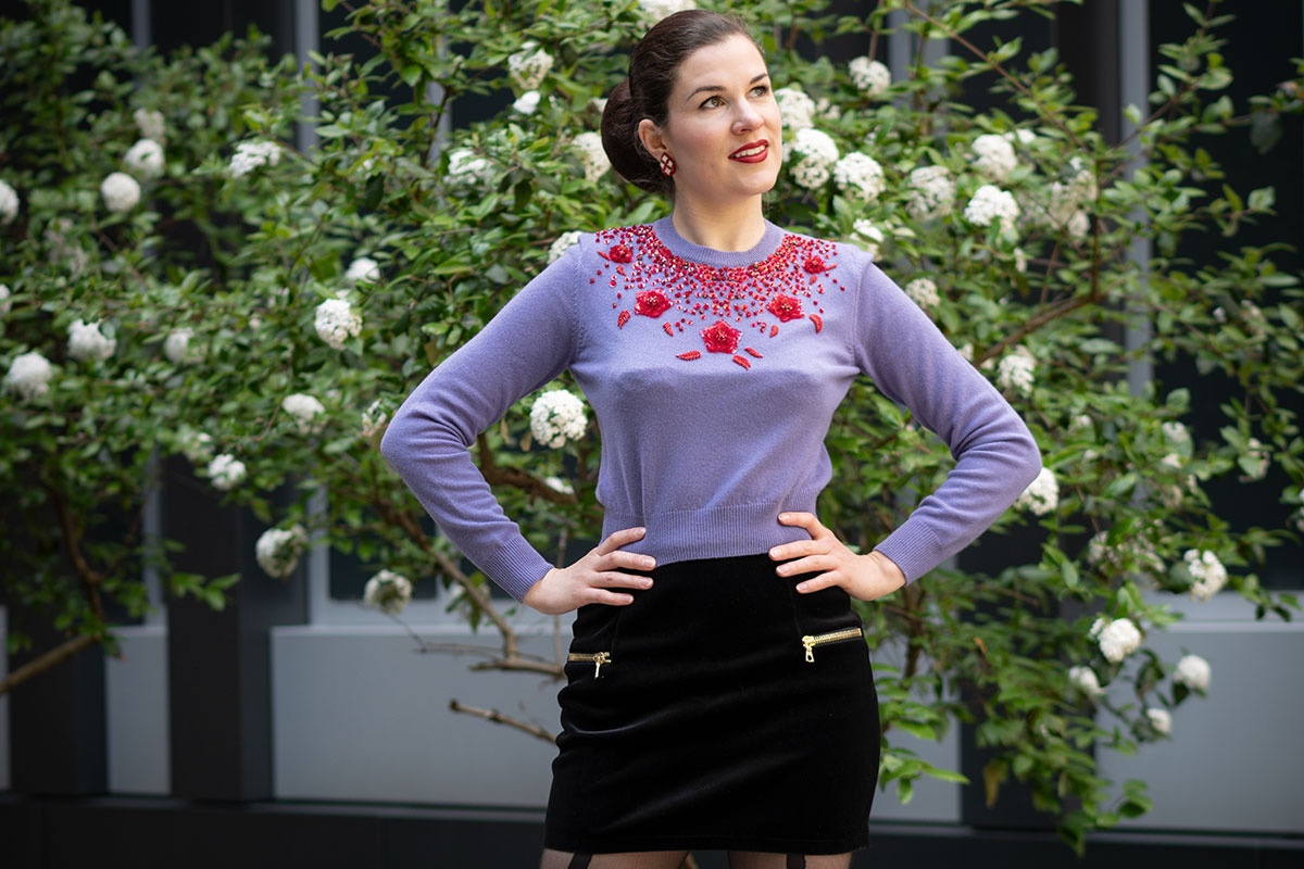 Outfit: Ein lila Miu Miu Sweater trifft auf Minirock