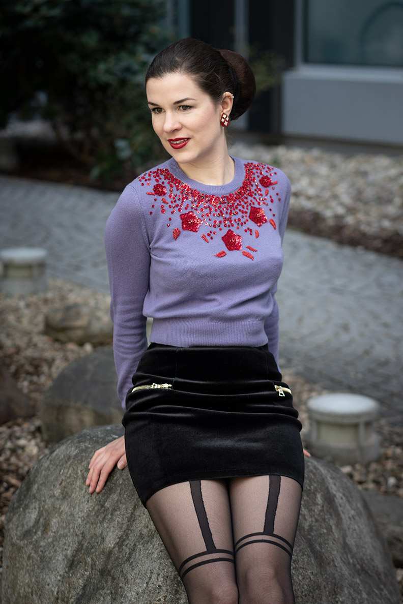 RetroCat mit lila Miu Miu Sweater und einem schwarzen Minirock aus Samt