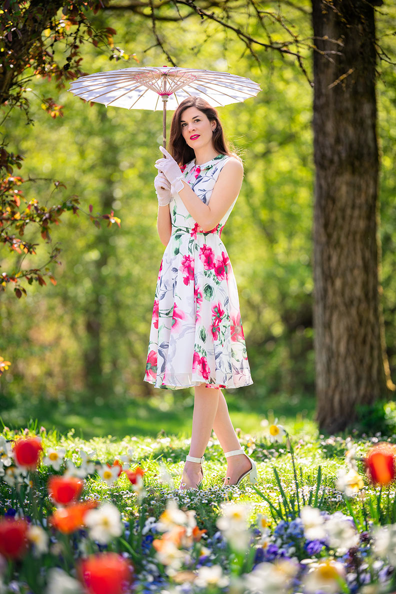 RetroCat mit einem weißen Retro-Kleid mit pinkem Blumenmuster von Unique Vintage