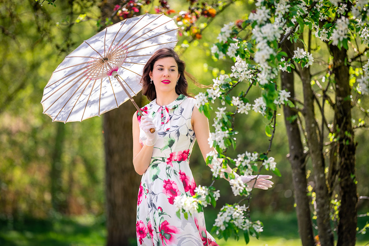 RetroCat mit Blumenkleid und Sonnenschirm im Frühling in München