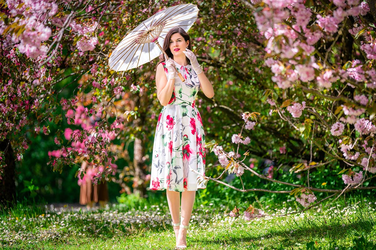 Ein Traum in Rosa: Blumenkleid und passende Accessoires zur Kirschblüte