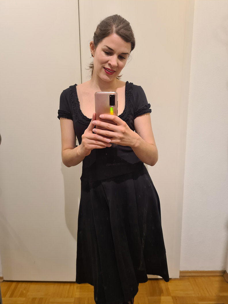 Daily Looks Juli 2021: RetroCat mit schwarzem Jersey-Kleid