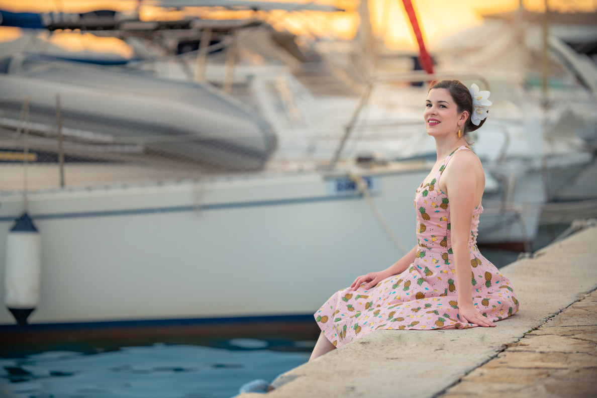 RetroCat mit großer Haarblume zum Kleid mit Ananas-Muster