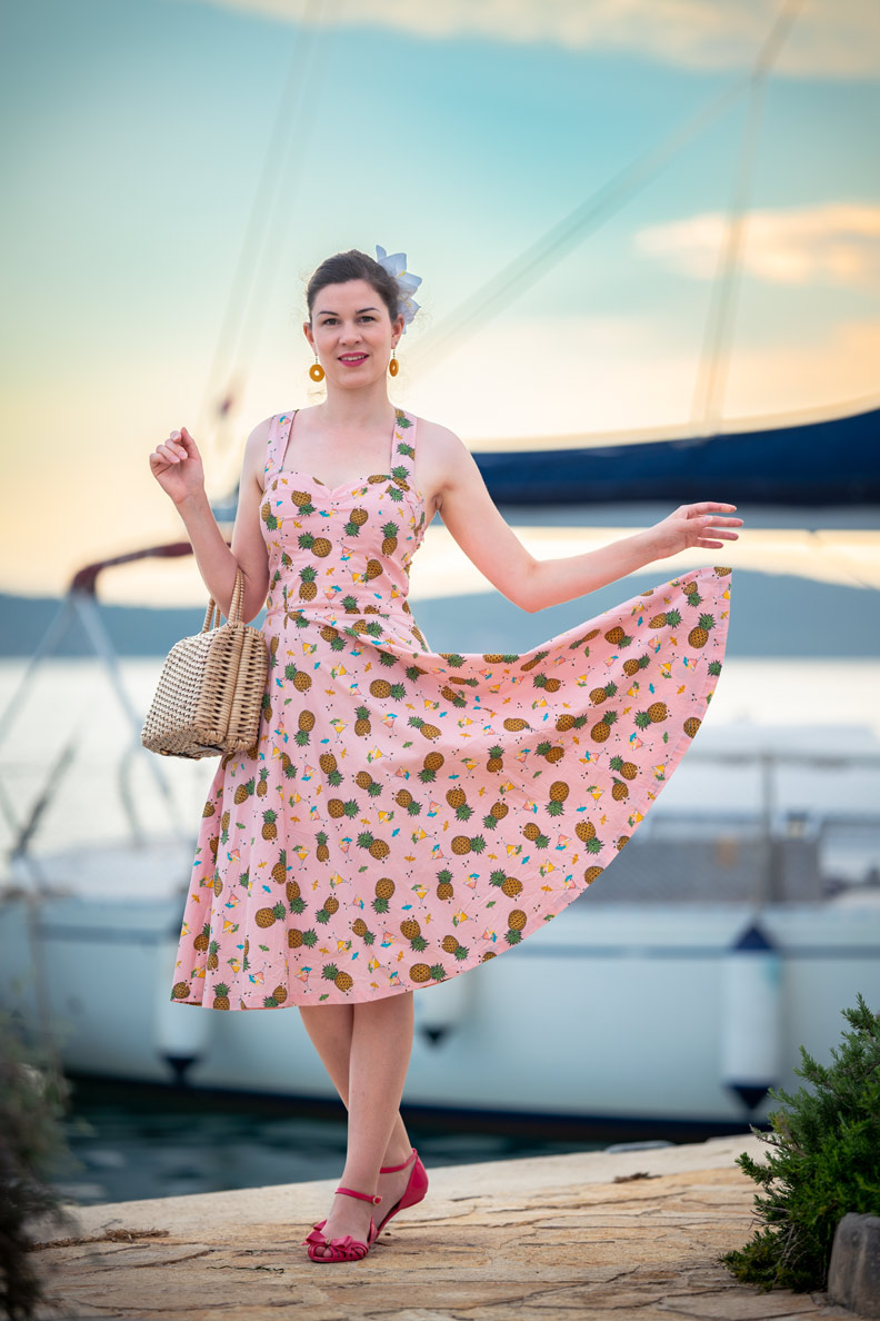 RetroCat mit rosa Retro-Kleid im Sommerurlaub